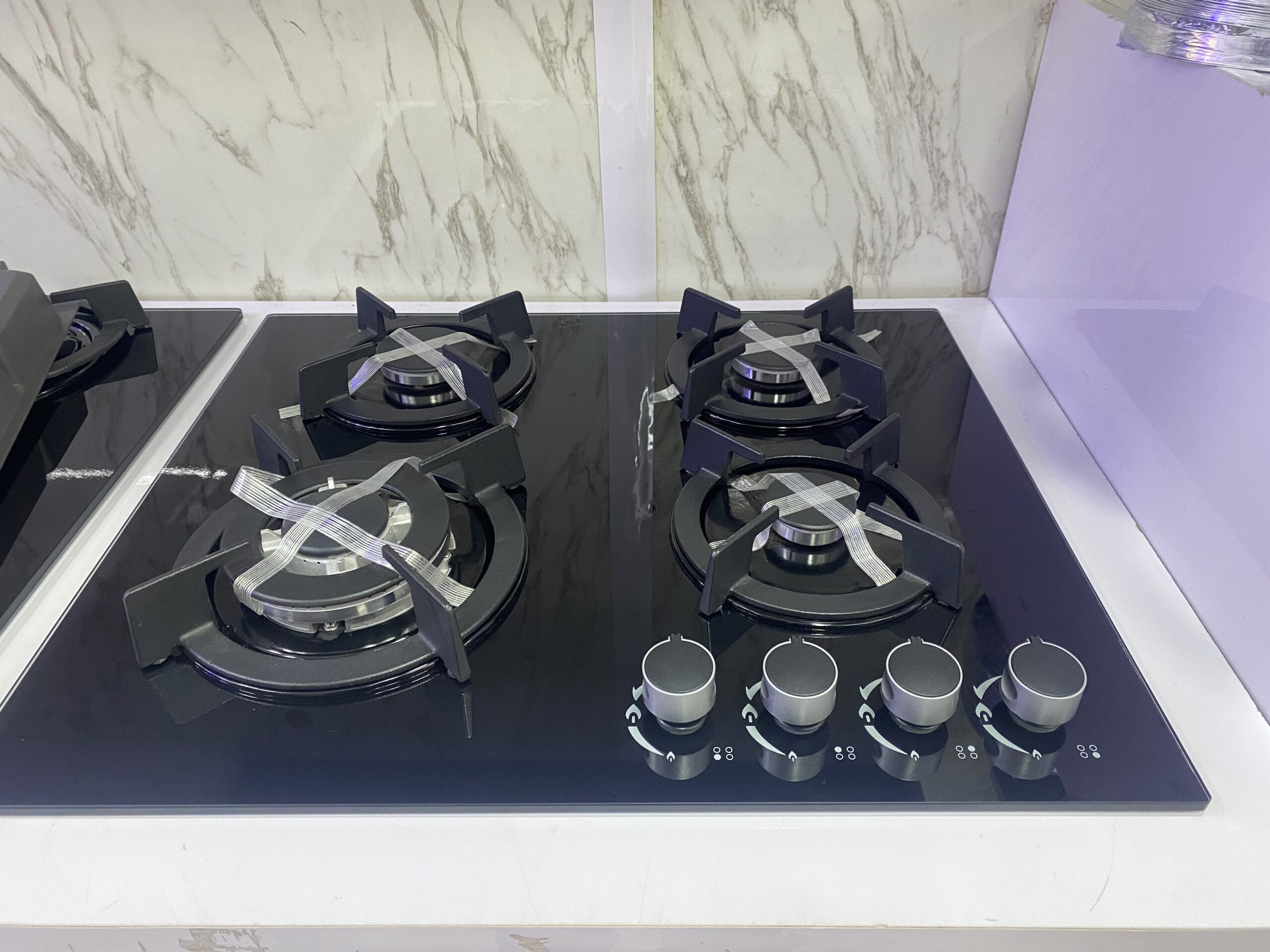4 burner built in gas hob with 8mm tempered glass thickness and auto ignition