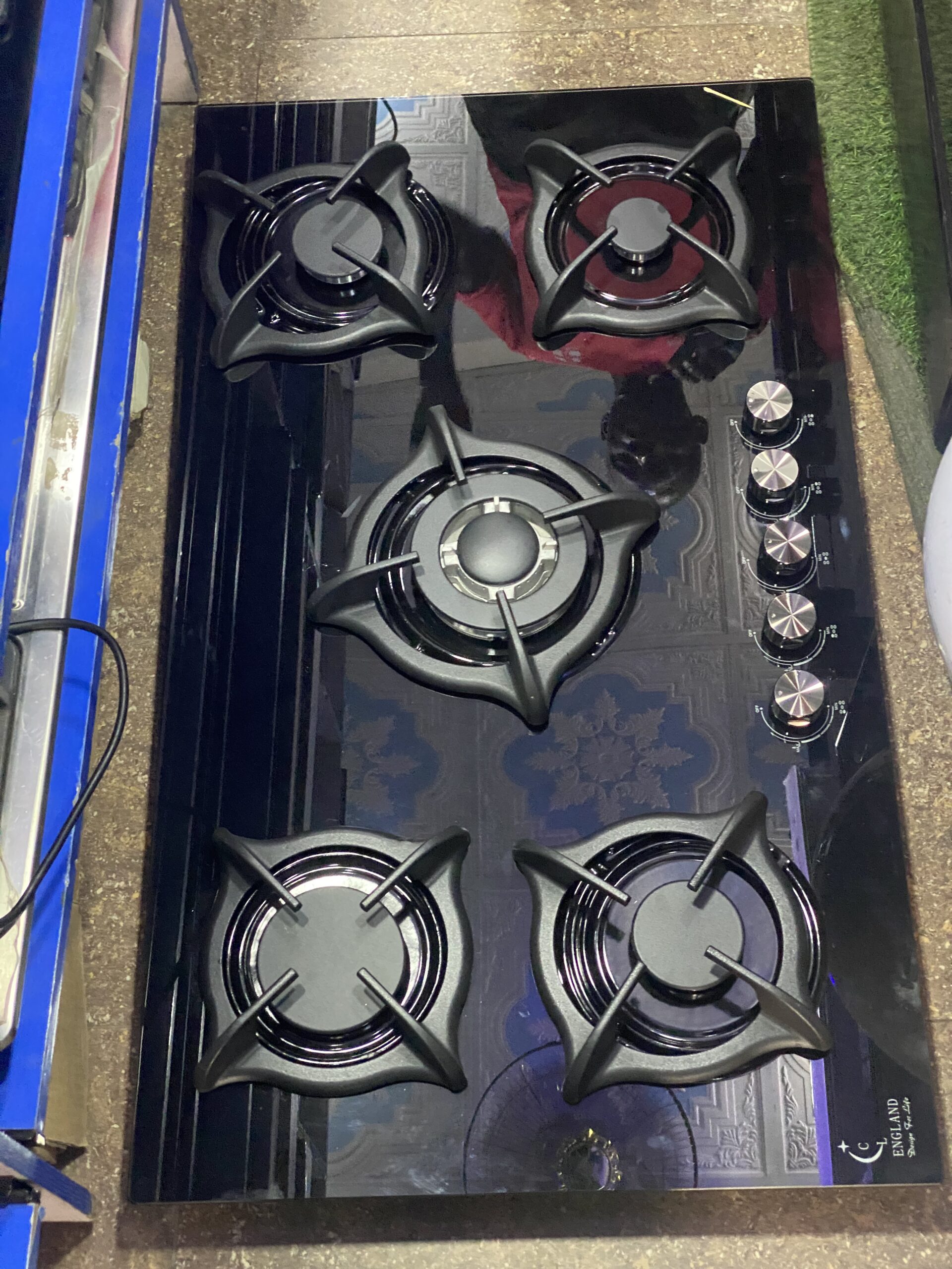 5 burner built in gas hob with 8mm tempered glass thickness and auto ignition
